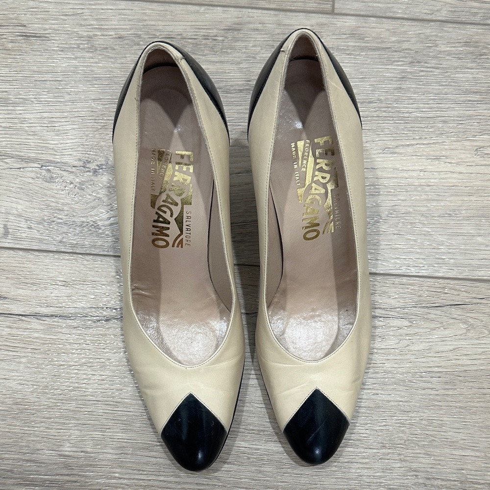 Salvatore Ferragamo Italy Two-Tone Cream Black Heels pumps leather 6.5 vintage - Picture 2 of 11